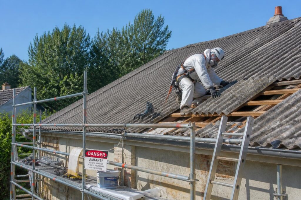 découvrez les précautions essentielles pour réussir la rénovation d'une toiture en fibro ciment en toute sécurité et conformité.