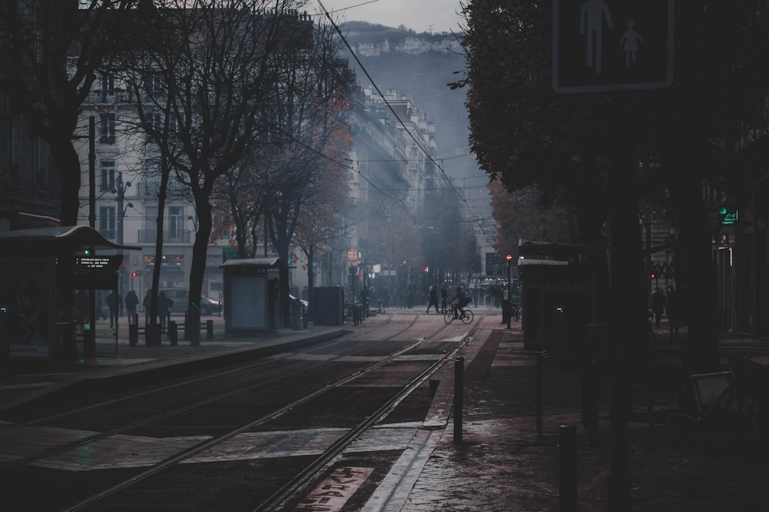 découvrez les quartiers à éviter à grenoble pour votre sécurité. guide des zones dangereuses et conseils pratiques pour se déplacer sereinement dans la ville.