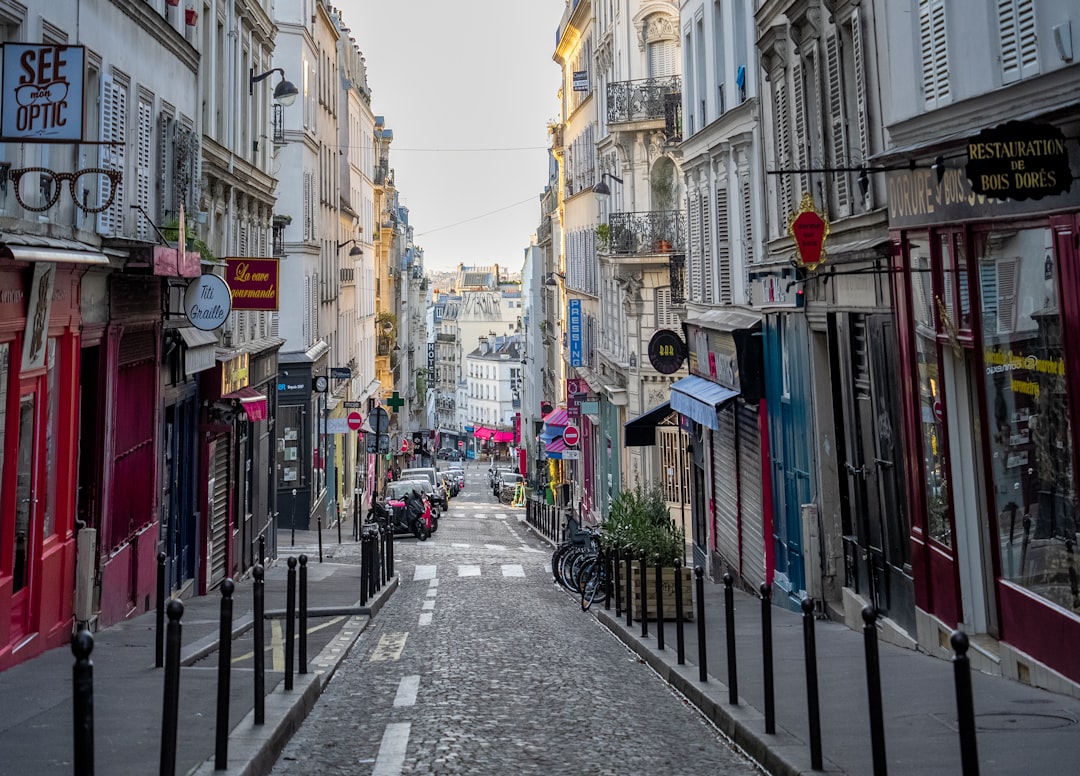 découvrez les quartiers à éviter à paris pour votre sécurité et profitez pleinement de votre séjour en connaissant les zones moins sûres de la capitale française.