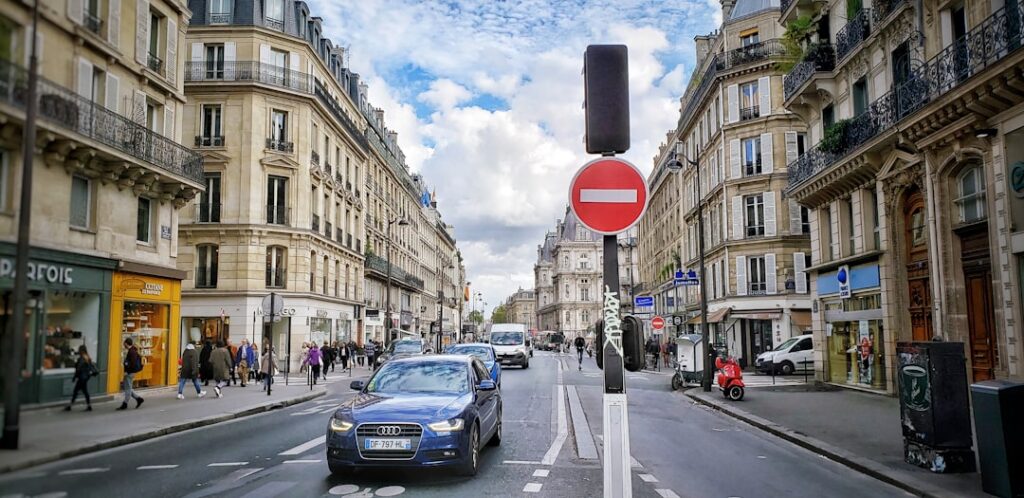 découvrez les quartiers de paris à éviter pour garantir votre sécurité durant votre séjour. guide des zones à risques et conseils pratiques.