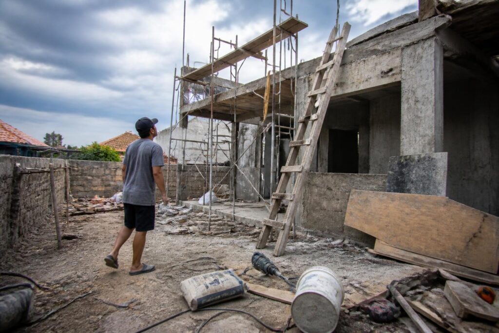 découvrez les risques encourus par les particuliers qui choisissent de réaliser un chantier au black, entre sanctions légales, problèmes de sécurité et conséquences financières.
