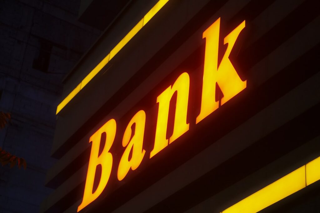 découvrez tout ce qu'il faut savoir sur le code bancaire : définition, utilité et comment le trouver pour vos transactions sécurisées.