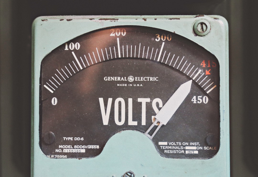 comprendre les bases de l'électricité domestique : fonctionnement, sécurité et conseils pratiques pour une utilisation efficace chez soi.