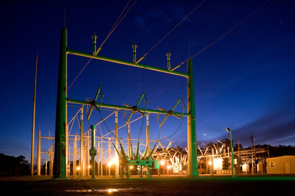 découvrez les bases de l'électricité domestique : principes, sécurité et conseils pratiques pour bien gérer votre installation électrique à la maison.