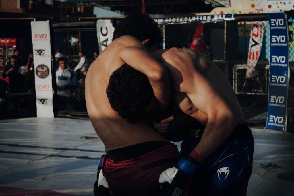 découvrez les techniques de mma essentielles pour améliorer vos compétences en arts martiaux mixtes, incluant la lutte, le jiu-jitsu, la boxe et bien plus.