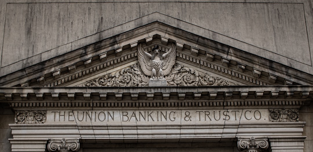 découvrez nos services de private banking personnalisés pour une gestion optimale de votre patrimoine et un accompagnement exclusif.