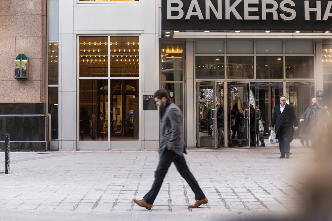 découvrez les services exclusifs de la private banking, une gestion personnalisée de votre patrimoine pour répondre à vos besoins financiers et optimiser vos investissements.