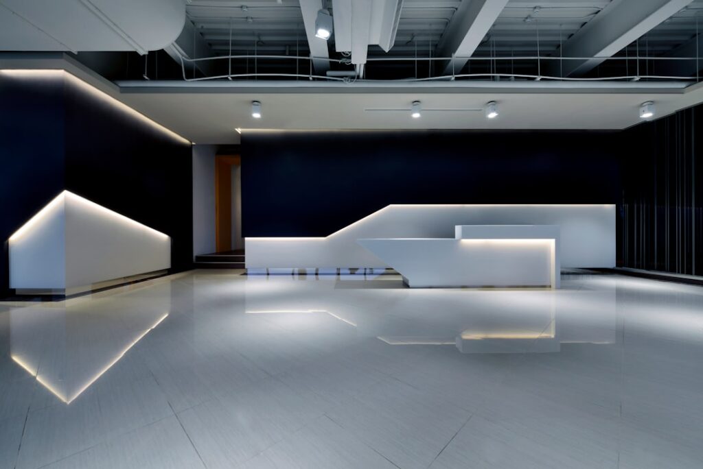 découvrez notre comptoir d'accueil moderne et fonctionnel, idéal pour recevoir élégamment vos visiteurs et organiser efficacement l'espace d'entrée.