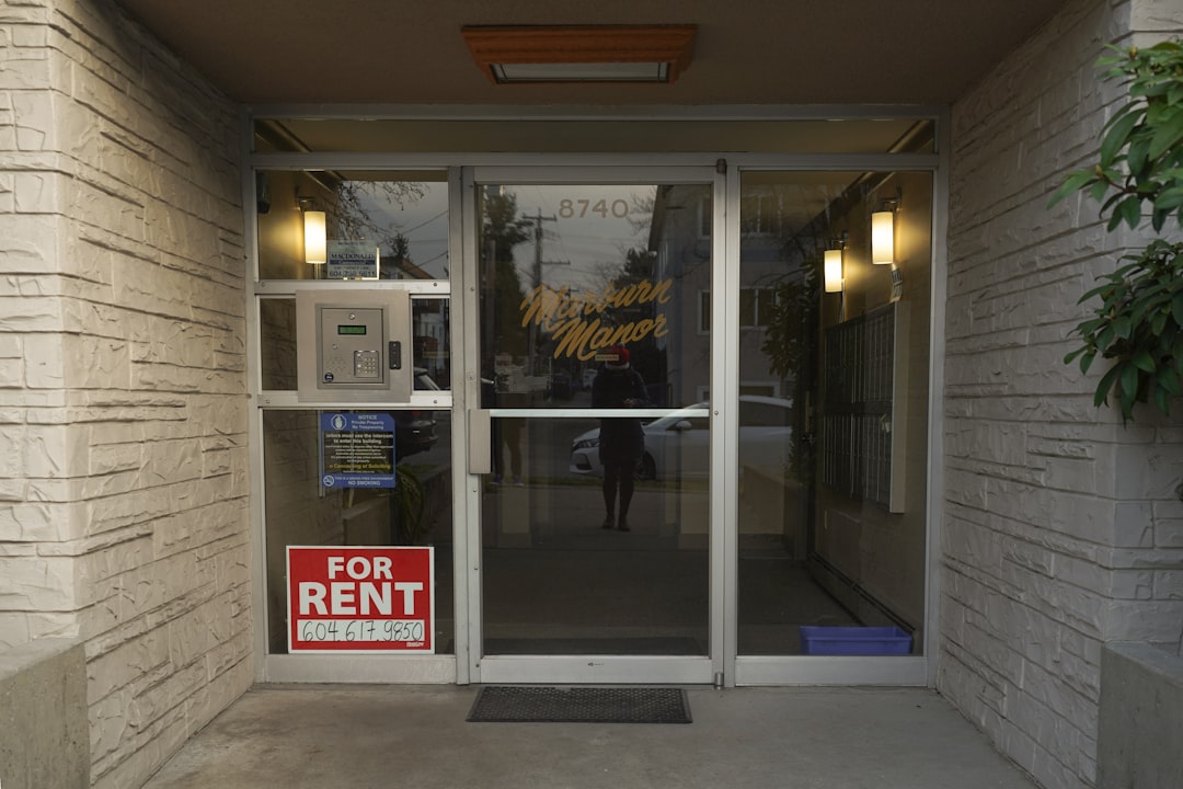 découvrez comment gérer les loyers impayés, vos droits et obligations, ainsi que les solutions pour récupérer les sommes dues efficacement.
