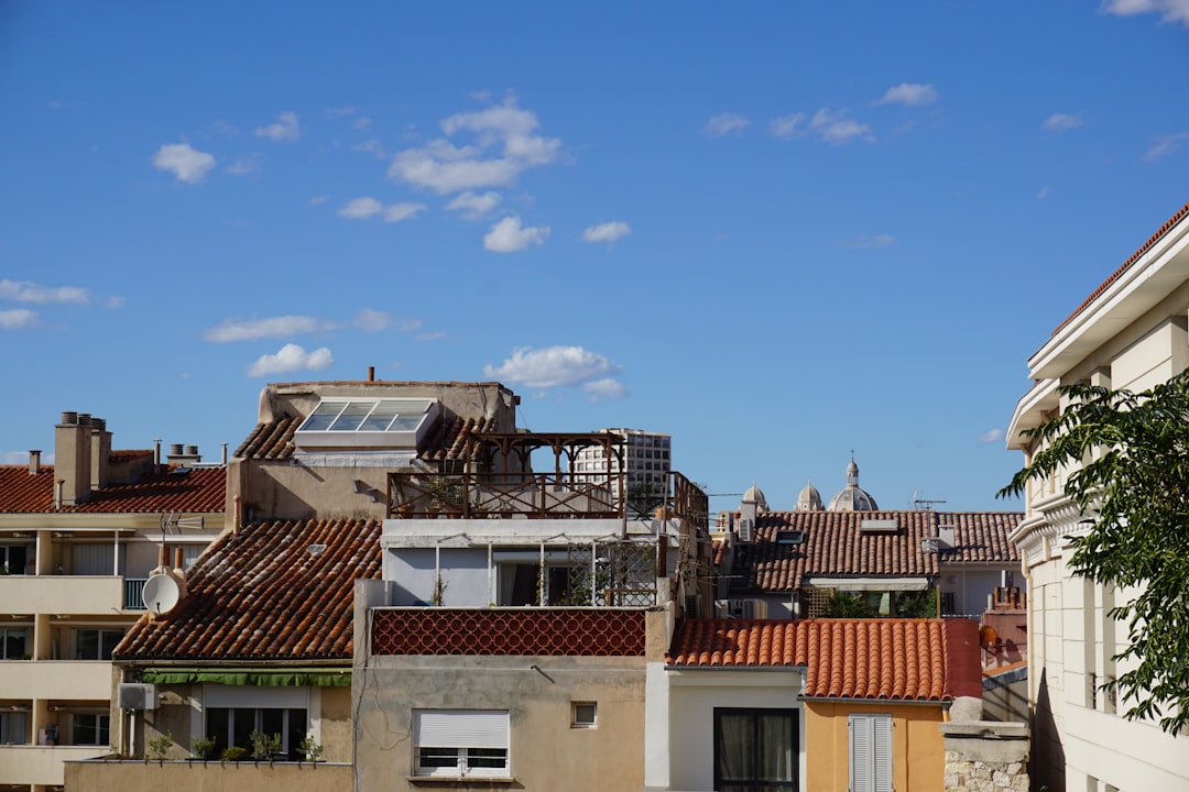 découvrez les quartiers à éviter à marseille pour garantir votre sécurité. guide des zones sensibles et conseils pour circuler en toute tranquillité dans la ville.