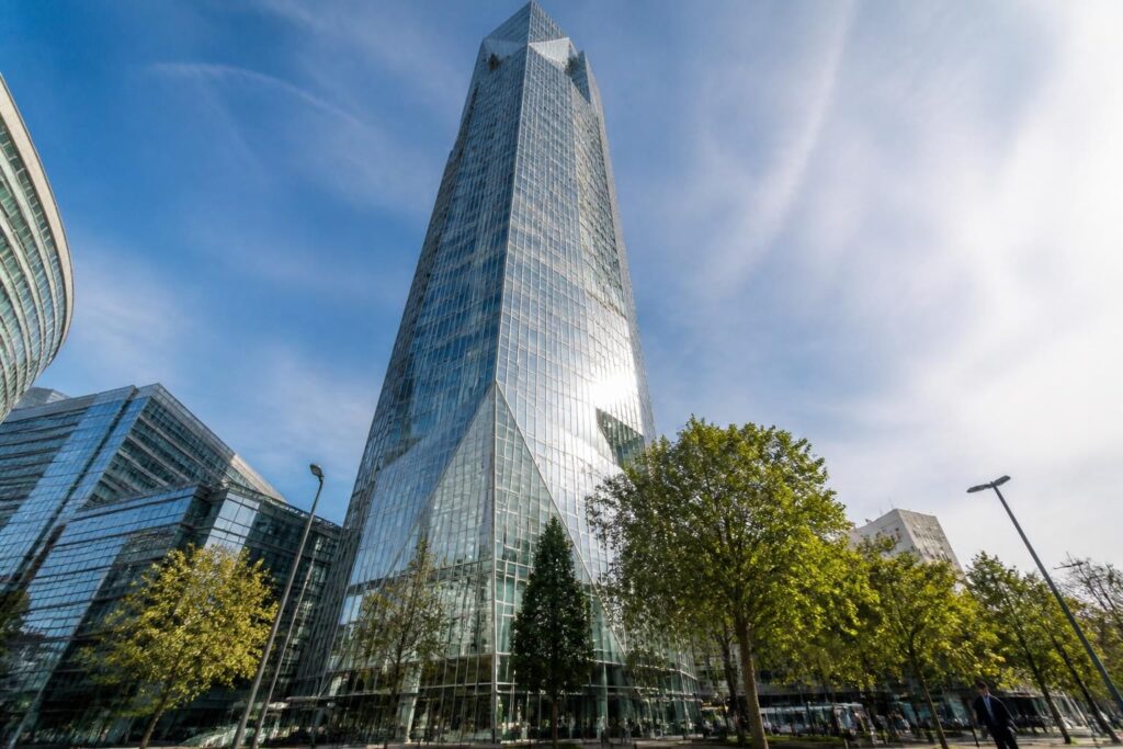 Tour First : quelle hauteur impressionnante pour le gratte-ciel parisien ?